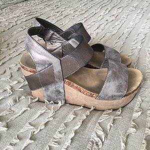 Pierre Dumas Metallic Wedges